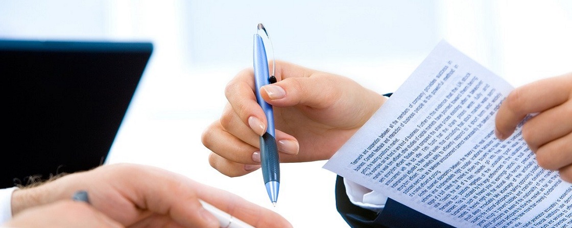 Immagine generica - mostra una mano con in mano una pensa ed un foglio